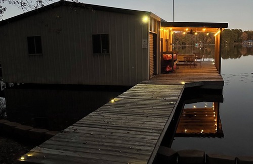Hawkins Cottage | Vintage Lakefront Cottage, Private Dock, Infinity Beach Pit, 2 Kayaks!