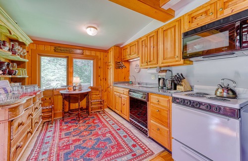 Boothbay Harbor Cabin | Vintage, Log Cabin in the Woods with Beach Club Access About One Mile Away