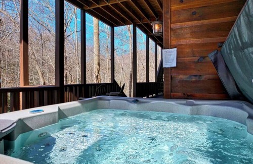 Hiawassee Cabin | Vintage Luxury CreeksideCabin w/FirePit, King, Game Room, Hot Tub, BBQ, Wi-Fi