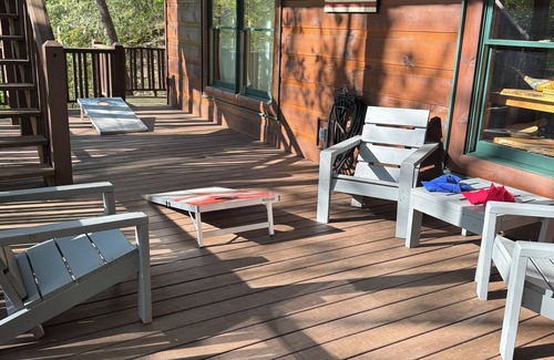 Hiawassee Cabin | Vintage Luxury CreeksideCabin w/FirePit, King, Game Room, Hot Tub, BBQ, Wi-Fi