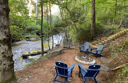 Hiawassee Cabin | Vintage Luxury CreeksideCabin w/FirePit, King, Game Room, Hot Tub, BBQ, Wi-Fi