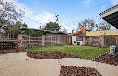 Modesto House | Vintage/Modern Design 3-bedroom house w/WiFi, AC near Hospitals and Downtown