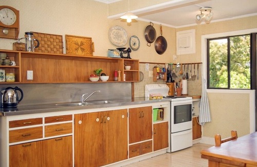Whangamata Cottage | Vintage Pohutukawa - Whangamata Bach