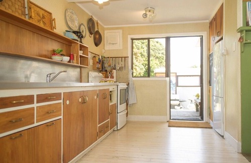 Whangamata Cottage | Vintage Pohutukawa - Whangamata Bach