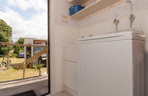Whangamata Cottage | Vintage Pohutukawa - Whangamata Bach