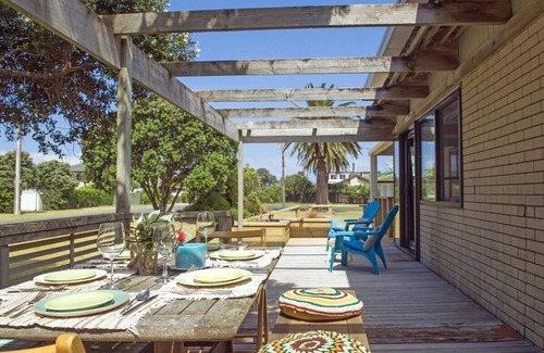 Whangamata Cottage | Vintage Pohutukawa - Whangamata Bach