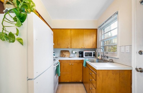 Richmond Apartment | Vintage Portland Apartment in the Heart of SE w/On-Site Laundry!