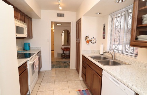 Tucson Condo | Vintage Relaxation Next to Park, Zoo and Golf