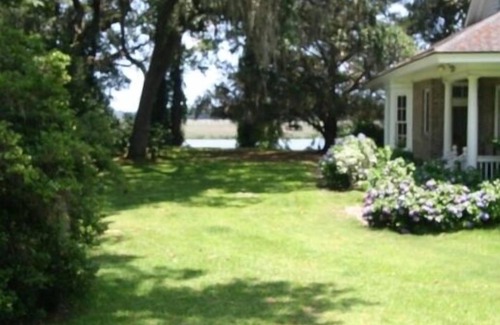 Okatie Cottage | Vintage River Cottage on the Okatie River Between Beaufort Bluffton