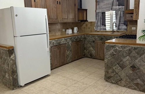 The Valley Cottage | Vintage Timbers Cottage 2-bedroom with AC, WiFi in North Side