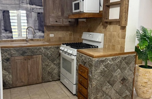 The Valley Cottage | Vintage Timbers Cottage 2-bedroom with AC, WiFi in North Side