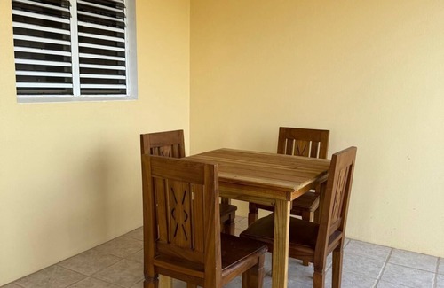 The Valley Cottage | Vintage Timbers Cottage 2-bedroom with AC, WiFi in North Side