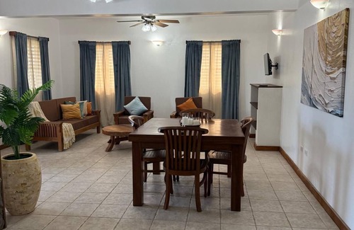 The Valley Cottage | Vintage Timbers Cottage 2-bedroom with AC, WiFi in North Side