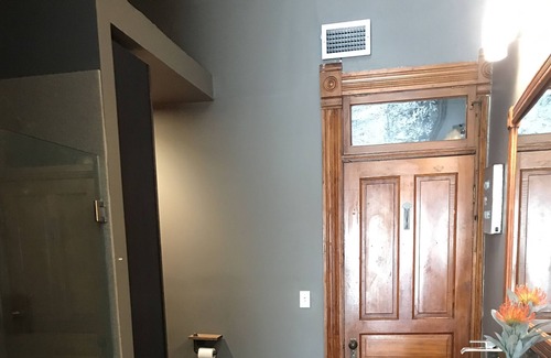 Norton Apartment | Vintage upstairs penthouse apartment with recreational room and gym