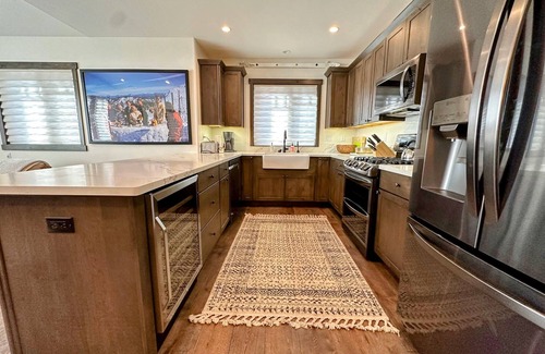 Mammoth Lakes House | Vintage Vibes - Canyon Slopeside Townhome with Private Hot tub & Garage, E-vehic