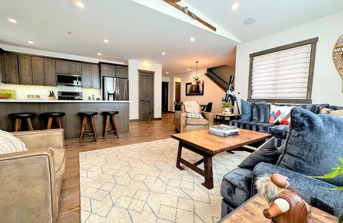 Mammoth Lakes House | Vintage Vibes - Canyon Slopeside Townhome with Private Hot tub & Garage, E-vehic
