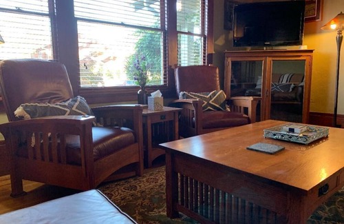 Alameda House | Vintage Vibes & Pickleball Fun - 1910 Fernside Craftsman near Pickleball Court!