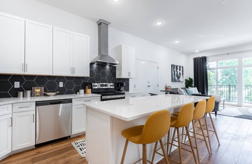 Inglewood Condo | Vinyl Vibes - Luxury Condo with Modern Edge + Gym