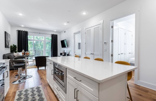 Inglewood Condo | Vinyl Vibes - Luxury Condo with Modern Edge + Gym