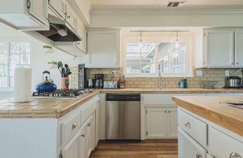 Paso Robles Other | Vinyl Vineyards Farmhouse - Luxurious Vineyard Farmhouse, pool, hot tub, views 4 bed 4 bath