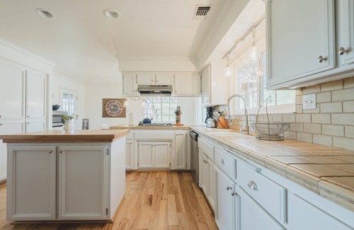 Paso Robles Other | Vinyl Vineyards Farmhouse - Luxurious Vineyard Farmhouse, pool, hot tub, views 4 bed 4 bath