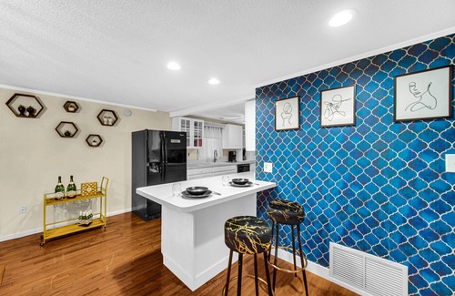 Michigan City Villa | VIP! LUXURY 4BD 5min to Lake Michigan beach Big Pool with heater!