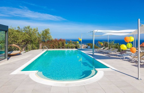 Diano Marina Apartment | ViP Suite - apartment in modern Hi-Tech villa, with Jacuzzi and swimming pool, sea-view