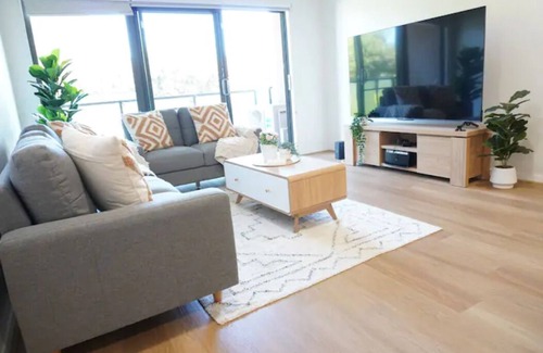 Glen Waverley Apartment | ViQi Apartment 2 min from centre with premium Netflix & prime Amazon,75 inch Tv