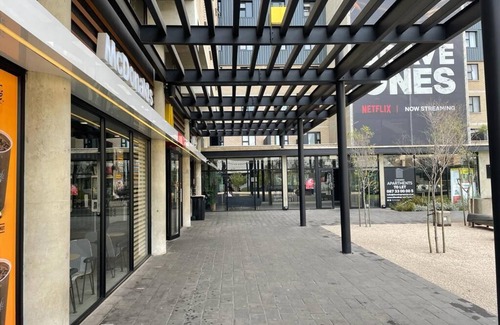 Downtown Johannesburg Apartment | Virbrant, Maboneng apartment - in the art district