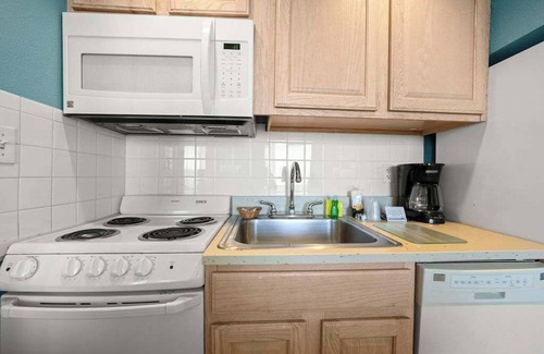 Virginia Beach Condo | Virginia Beach 1BR + Indoor Heated Pool