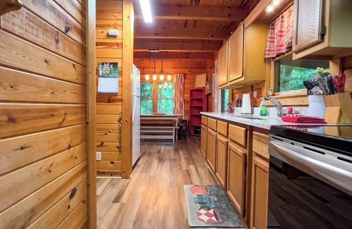 Pine Mountain Cabin | Visit Callaway's Fantasy in Lights with us at Serenity Cabin - Fiber Wifi!