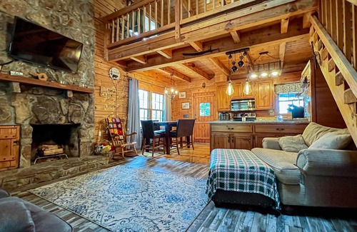 Pine Mountain Valley Cabin | Visit Callaway's Fantasy in Lights with Happy’s Hideaway- Fiber Wifi and Hot tub