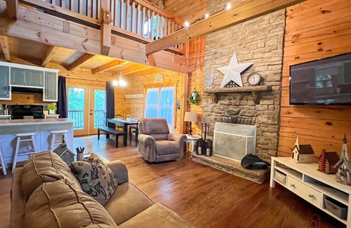 Pine Mountain Cabin | Visit Fantasy in Lights with us at Rustic Star- Fiber Wifi!