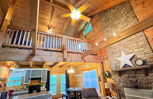 Pine Mountain Cabin | Visit Fantasy in Lights with us at Rustic Star- Fiber Wifi!