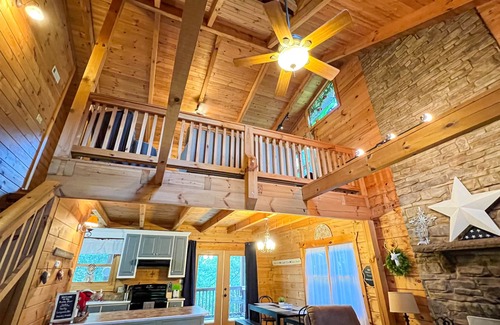 Pine Mountain Cabin | Visit Fantasy in Lights with us at Rustic Star- Fiber Wifi!