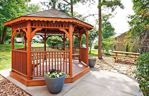 Ashley Oaks Hotel | Visit the Lakeshore Park! Private Kitchen & FREE Parking! Pets Allowed, Gazebo!