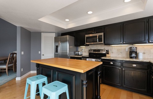 San Diego Condo | Vista Pacific- Del Mar Rental with Ocean Views, Pool, A/C & Walkable Dining