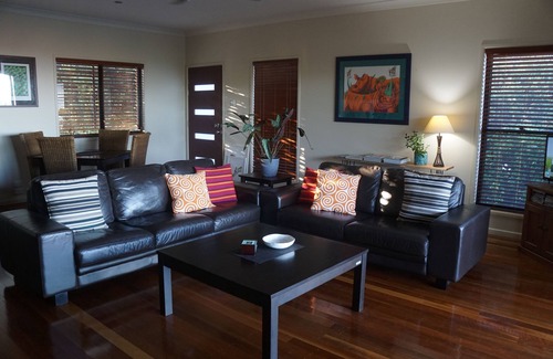 Mount Tamborine Cottage | Vista72 on Mount Tamborine. Entire house.
