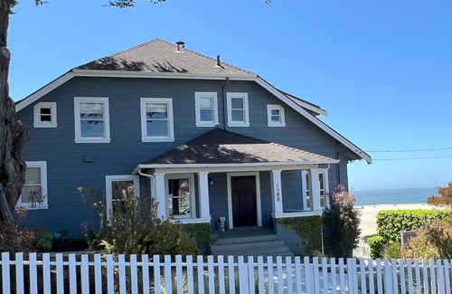 Seabright House | Vistamar on Seabright beach! Remodeled kitchen, hot tub, views, decks.