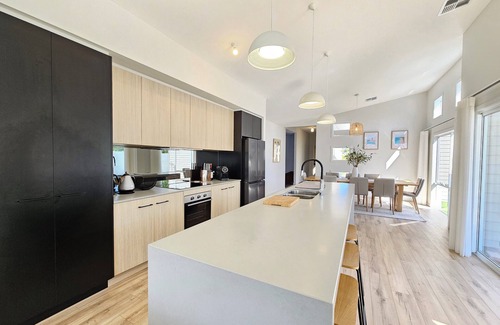 Waterhouse House | Vita Bella – Modern Coastal Retreat Just Steps from Robe’s Iconic Long Beach