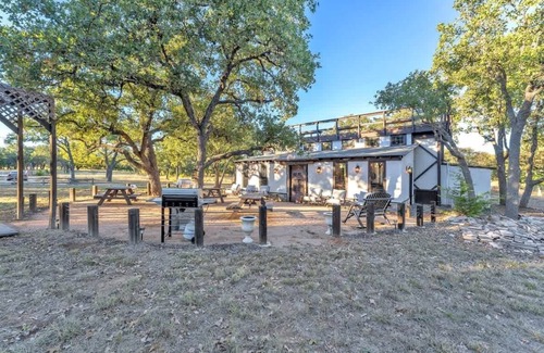 Fredericksburg House | Vitner: Hot tub-Pet friendly-10-Mins to Downtown!