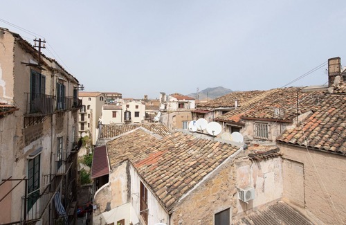 Castellammare Vucciria Apartment | Vittorio Emanuele apartment with terrace by Wonderful Italy