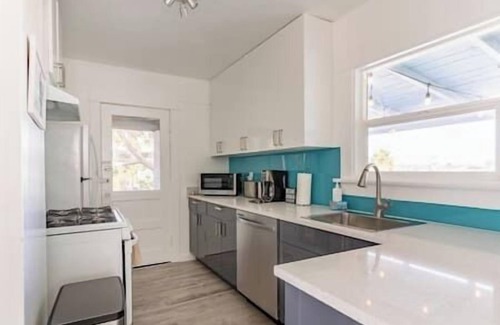 North Park Apartment | Viva California! Right in the Heart of all the Fun! Firepit, BBQ, walk to eats