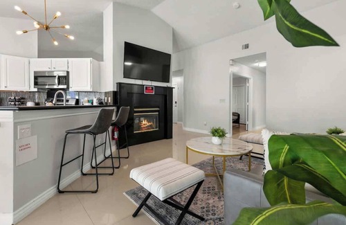 Green Valley House | Viva Las Vegas - Newly Remodeled 4BR house
