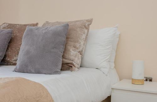 Cathedrals Apartment | Vivid Apartment in Central London