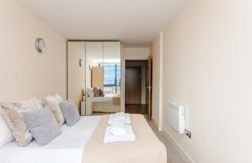 Cathedrals Apartment | Vivid Apartment in Central London