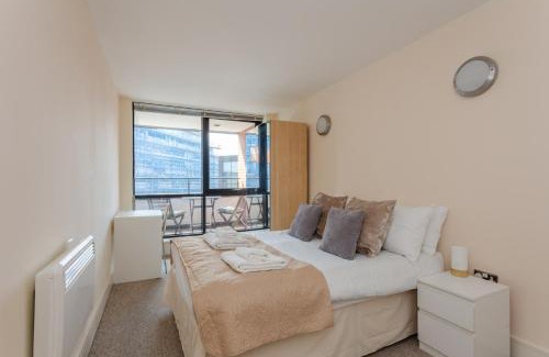 Cathedrals Apartment | Vivid Apartment in Central London