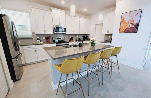 Four Corners House | Vivid Vista Villa