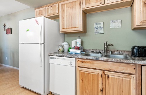 Big Bear City House | Vivienda de Osos - Walking distance to Snow Play and Oktoberfest!