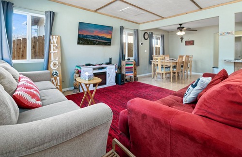 Big Bear City House | Vivienda De Osos - Walking Distance To Snow Play And Oktoberfest! 4 Bedroom Home